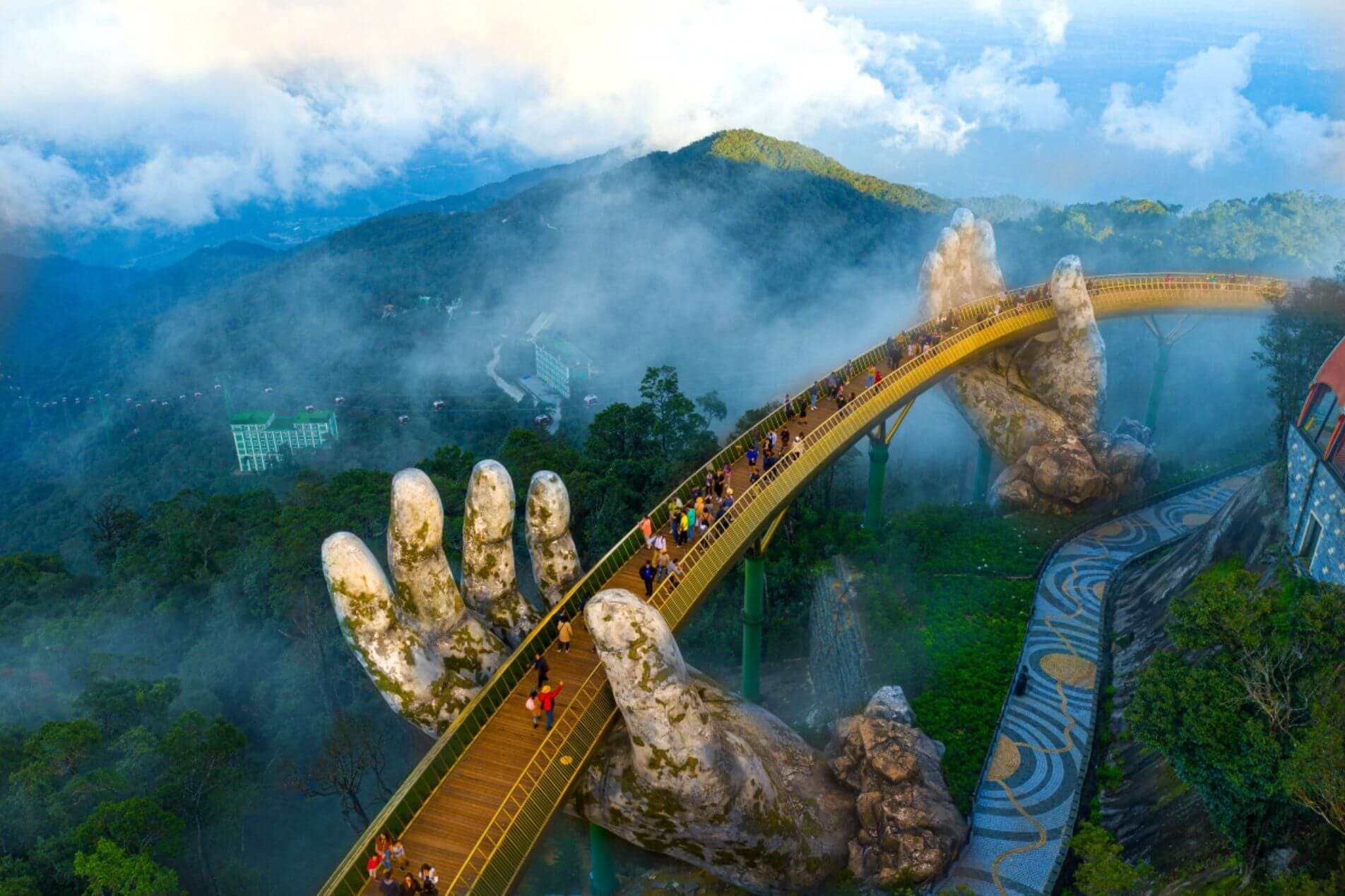 Khách sạn gần Cầu Vàng